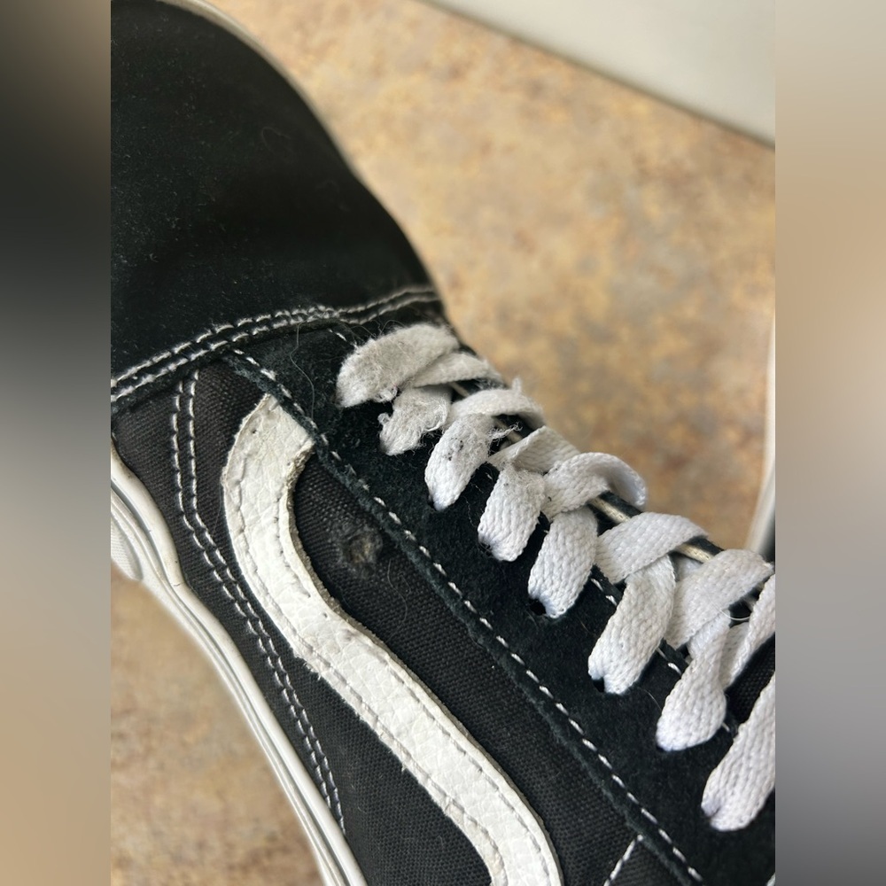 Vans classic black and white skater shoes in men’s 7/women’s 8.5 - Picture 8 of 8